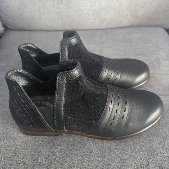 NAOT Rivotra Black Leather Ankle Boots Size 39 (8.5) - Picture 3 of 7